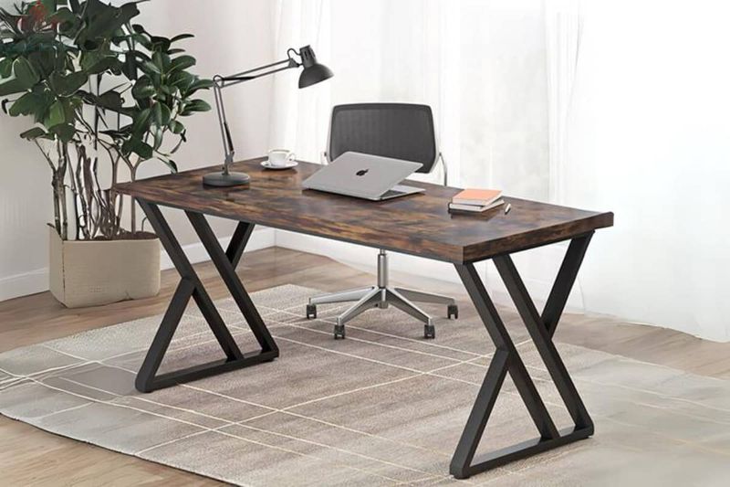 Bàn làm việc chân sắt tại Nhà Đỉnh Furniture đơn giản hiện đại và bền bỉ.