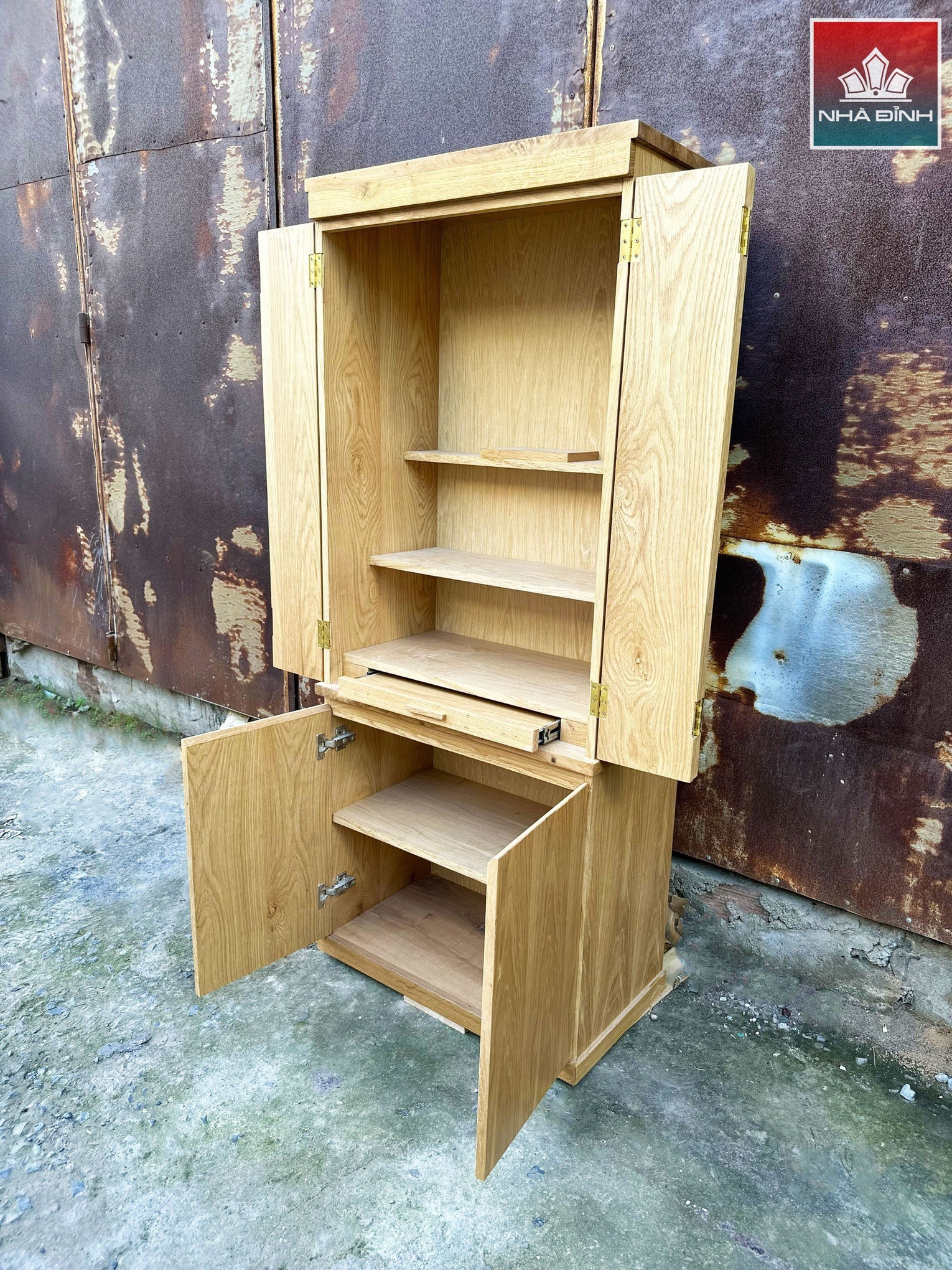 Bàn thờ gỗ Tần Bì đứng đẹp cho không gian tâm linh