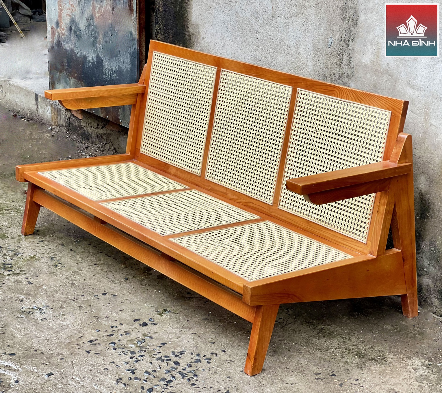 Bộ bàn ghế gỗ Tần Bì nệm da kê phòng khách sang trọng