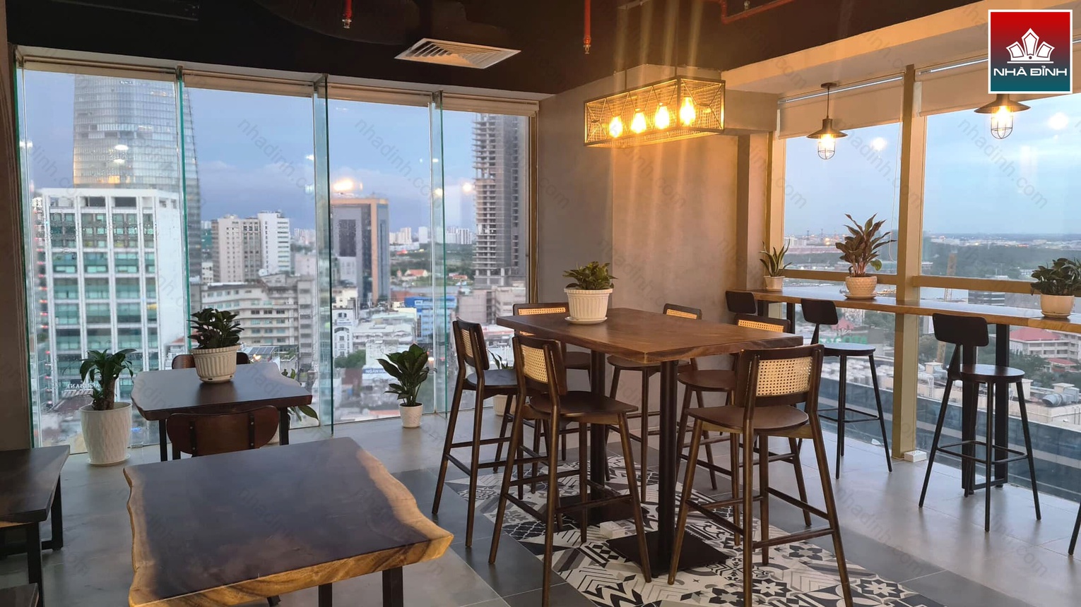 Quán Cafe sử dụng bàn gỗ Me Tây Nhà Đỉnh