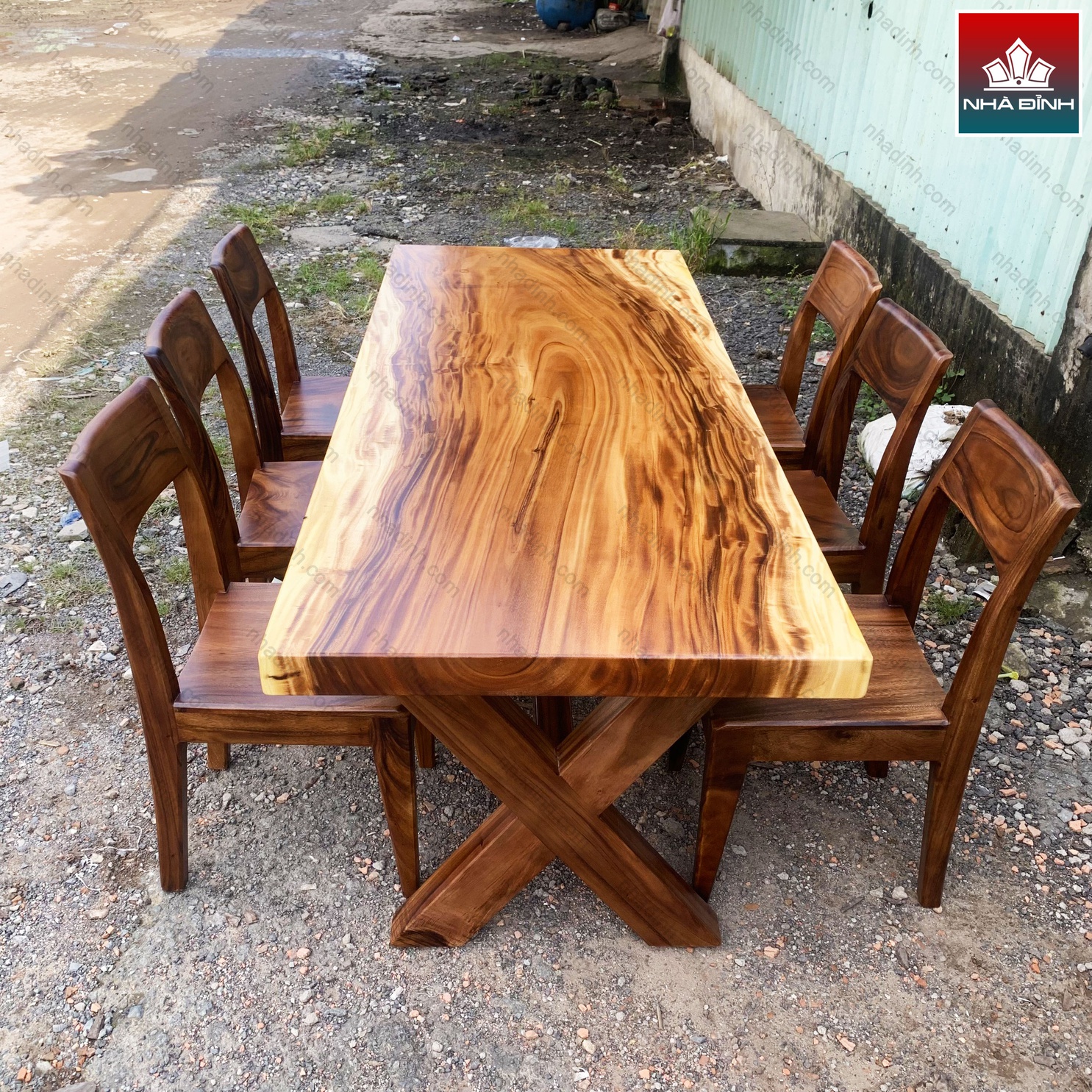 Bàn ăn gỗ Me Tây nguyên khối