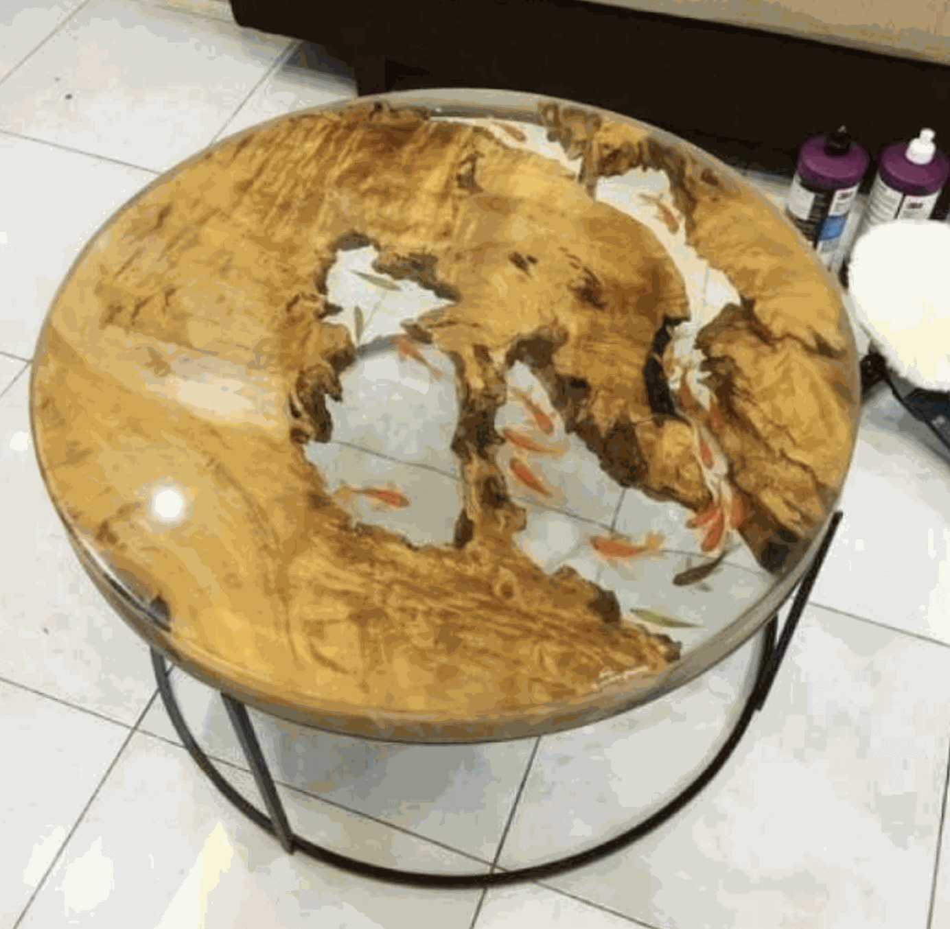 Nổi bật nhất trên mặt bàn epoxy resin này chính là bàn vẽ cá koi đang tung tăng bơi lội, tạo nên giá trị cho mẫu bàn tròn độc đáo này