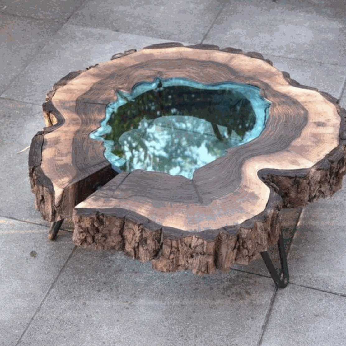 Nổi bật nhất trên mặt bàn epoxy resin này chính là bàn vẽ cá koi đang tung tăng bơi lội, tạo nên giá trị cho mẫu bàn tròn độc đáo này