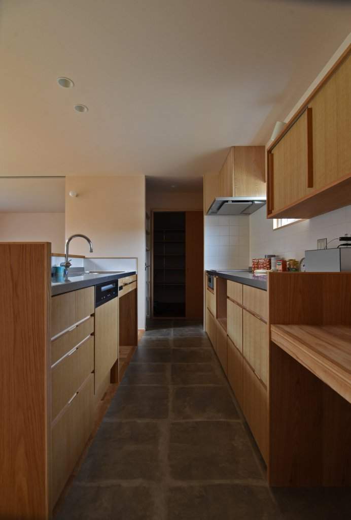 Tủ bếp gỗ Sồi (oak) với vẻ đẹp mộc mạc tự nhiên cùng kích thước nhỏ nhắn, xinh xắn, phù hợp với các không gian chật, hẹp