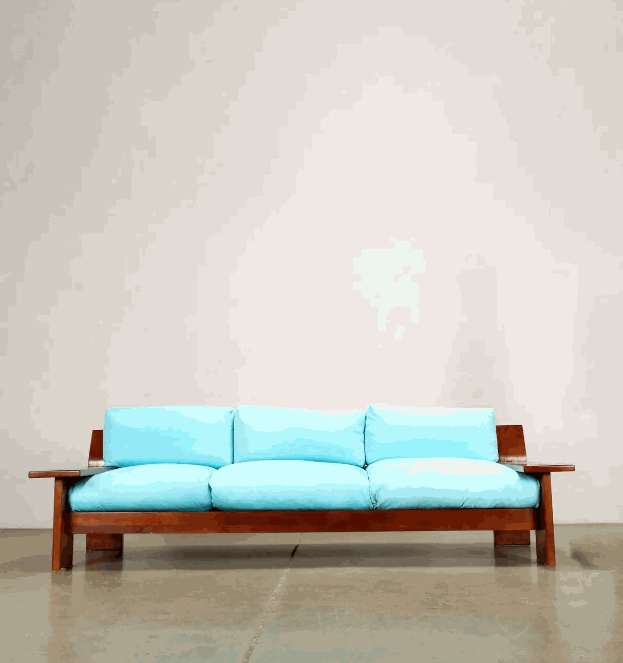 Mẫu thiết kế này có thêm đệm phần lưng tựa và có xu hướng xòe ra giúp thoải mái ngồi tựa đầy êm ái