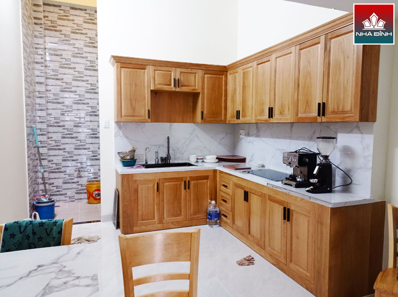 giá tủ bếp gỗ sồi