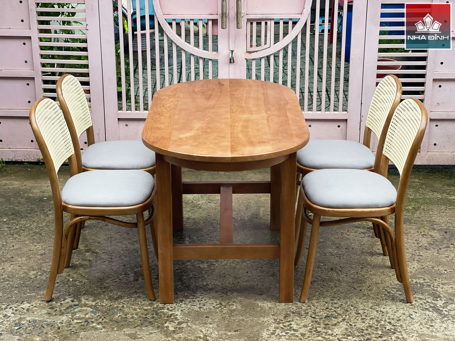 Bàn ghế ăn được làm từ gỗ Tần Bì