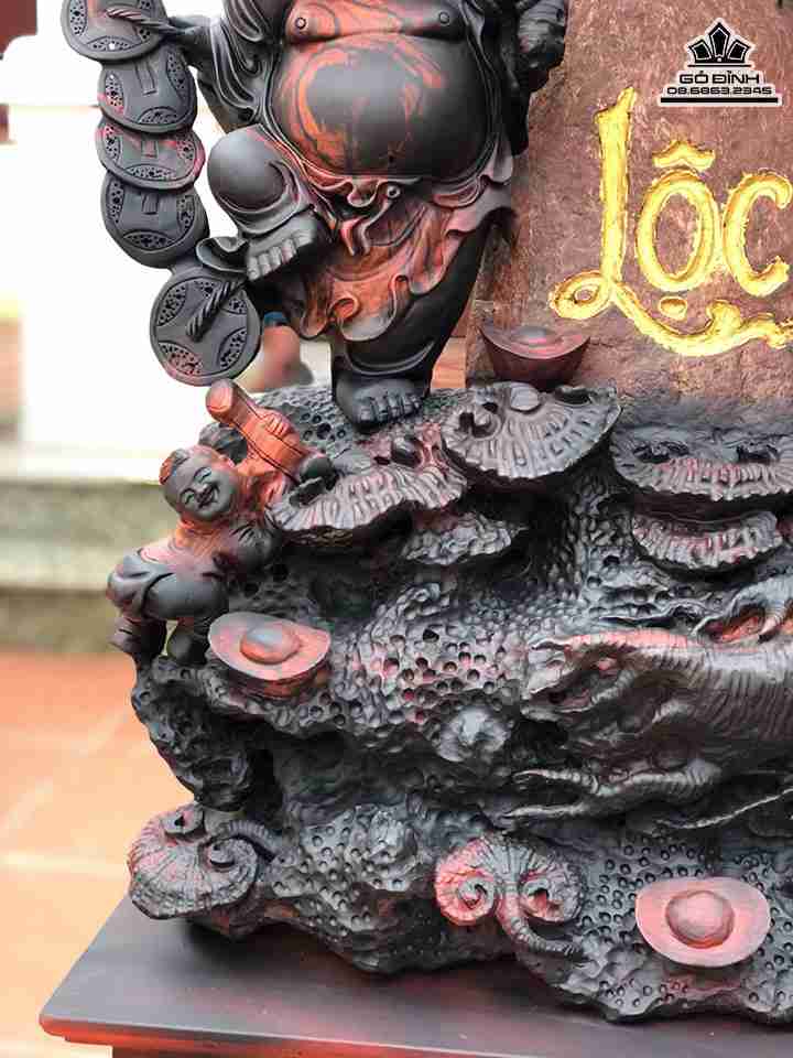 Tuong-Phat-Di-Lac-Dung-Goc-Tung-Om-Da-Go-Trac-1