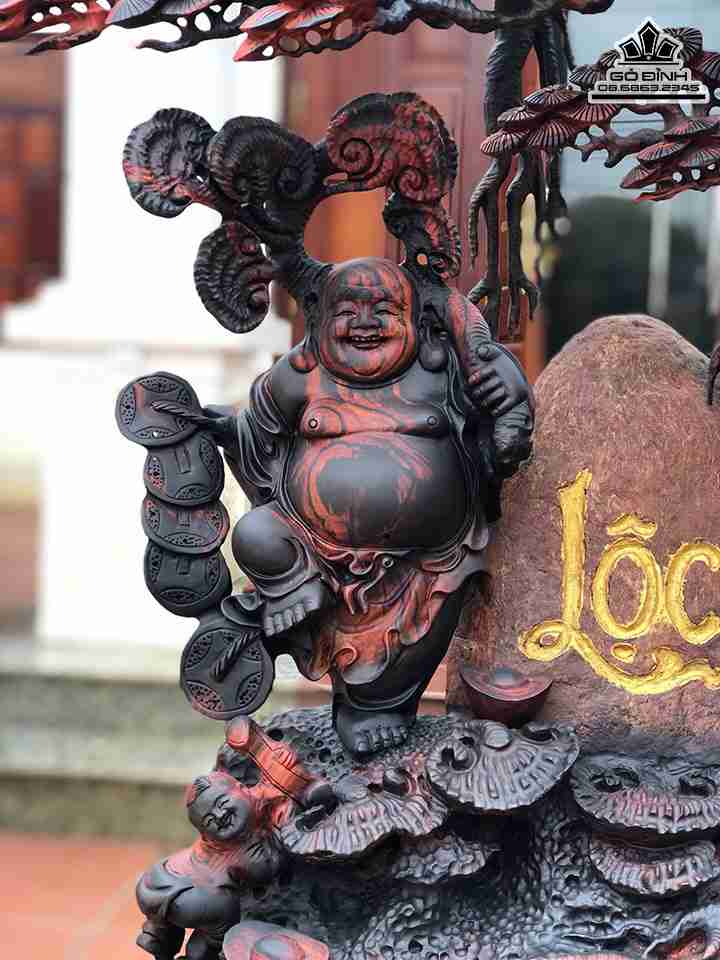 Tuong-Phat-Di-Lac-Dung-Goc-Tung-Om-Da-Go-Trac-3