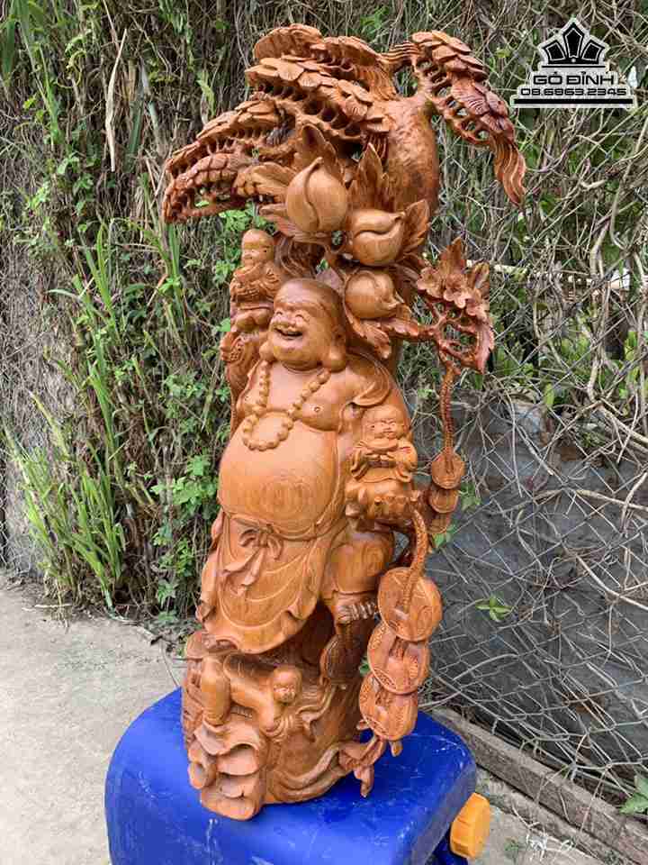 Tuong-Phat-Di-Lac-Dung-Cay-Tung-Go-Huong