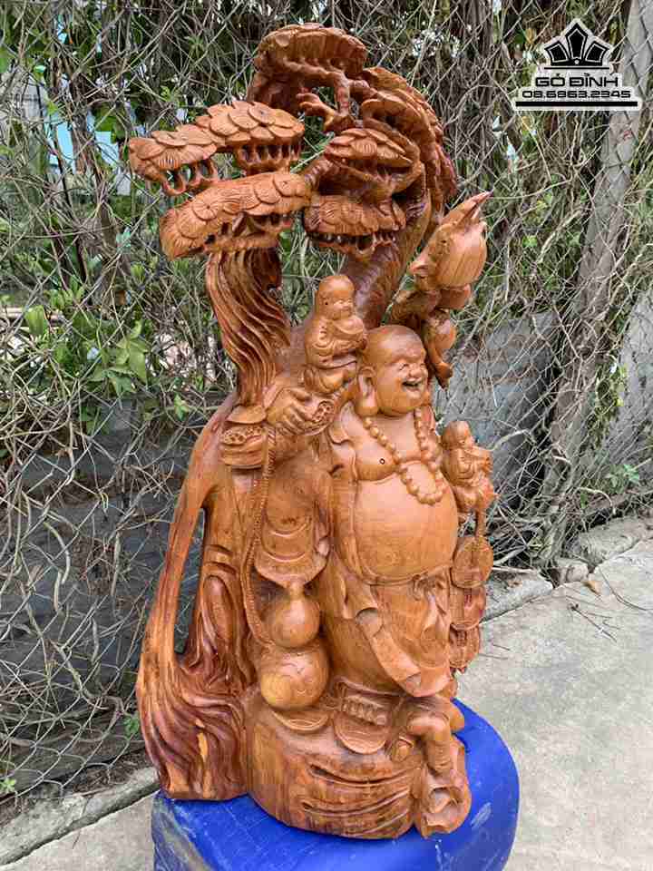 Tuong-Phat-Di-Lac-Dung-Cay-Tung-Go