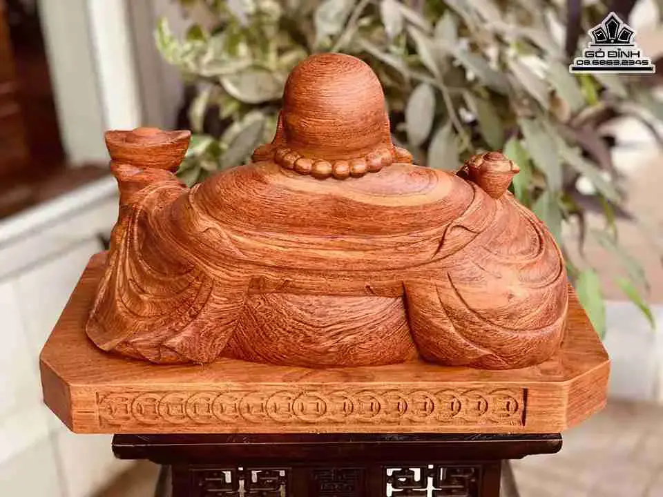 Tuong-Phat-Di-Lac-Ngoi-Go-Huong-1