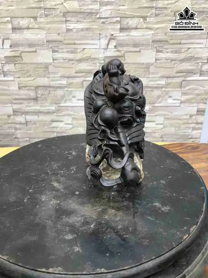 Tuong-Phat-Di-Lac-Om-Da-Go-Trac