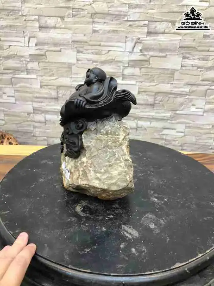 Tuong-Phat-Di-Lac-Om-Da-Go-Trac1