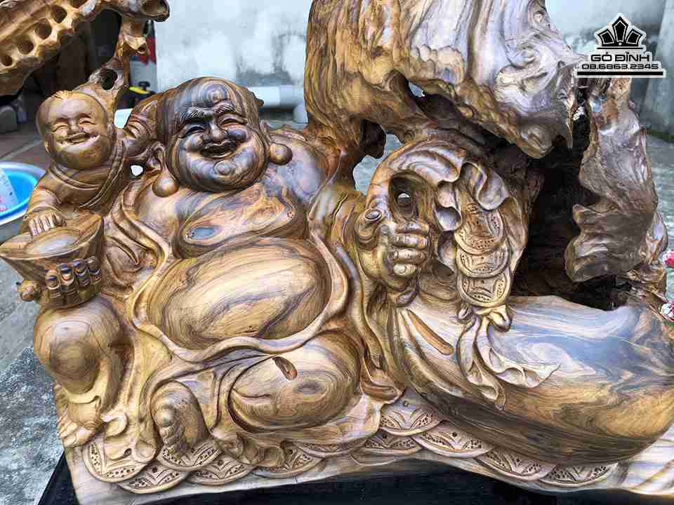 Tuong-Phat-Di-Lac-Ngoi-Goc-Tung-Go-Bach-Xanh