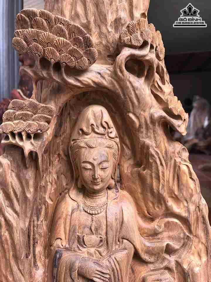 Phật bà ngồi tùng gỗ bách xanh 1