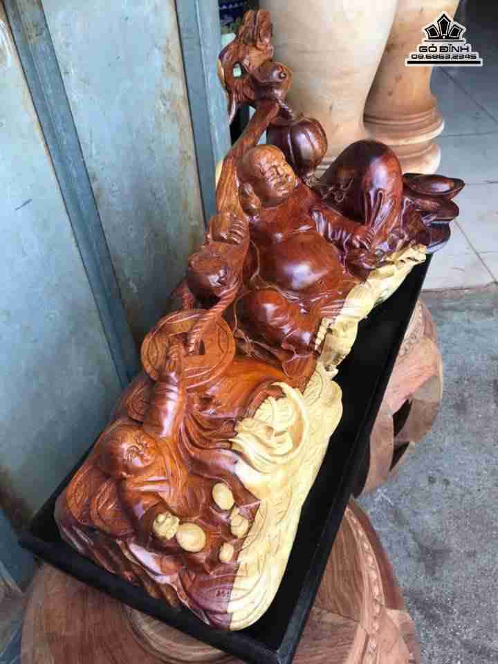 Phật di lặc ngồi vác cành đào gỗ hương  2