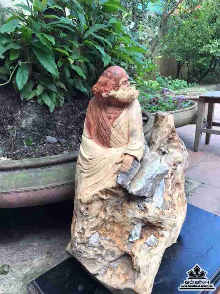 Đạt ma sư tổ gỗ hương ôm đá  3