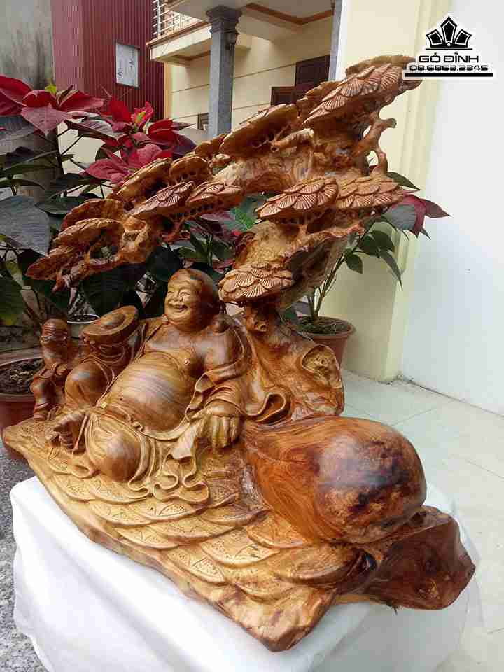 Tuong-Phat-Di-Lac-Ngoi-Goc-Tung-Go-Huong