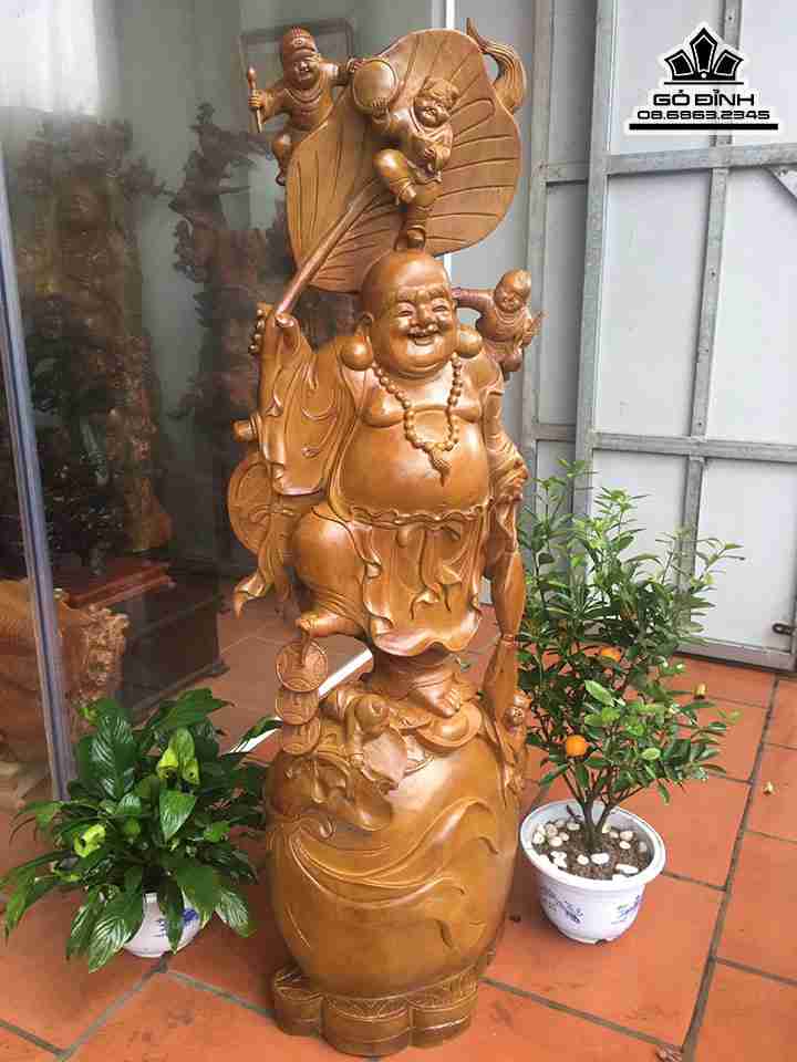 Tuong-Phat-Di-Lac-Dung-Cam-Quat-Go