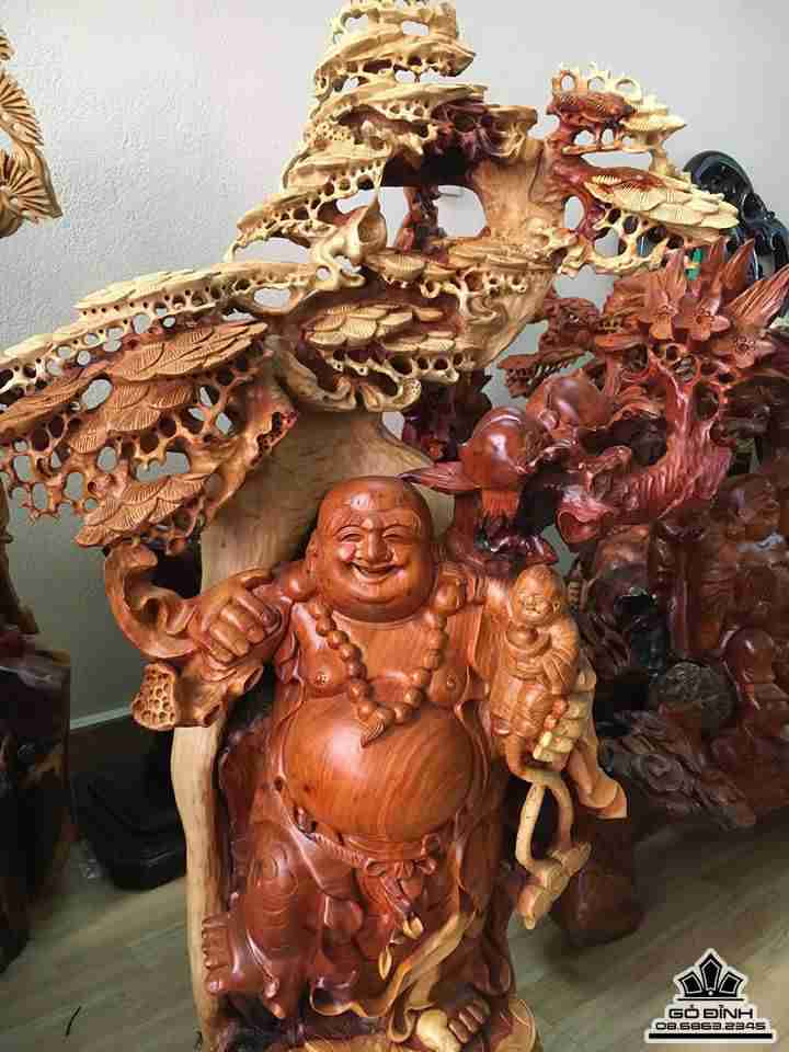 Phật di lặc đứng gốc tùng gỗ hương ôm đá  1