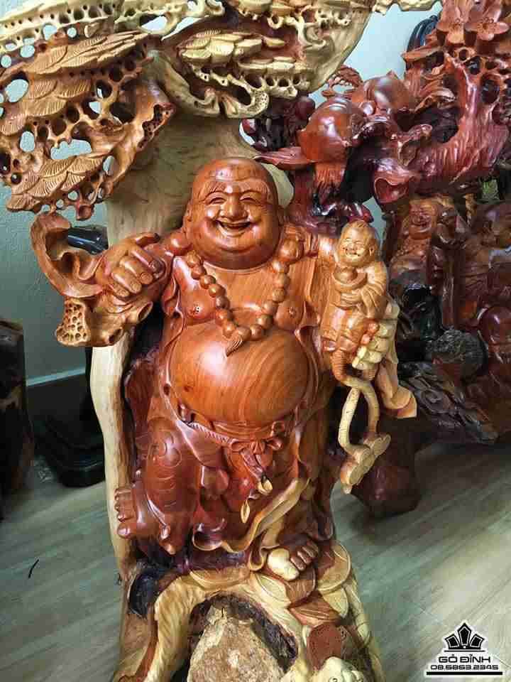 Phật di lặc đứng gốc tùng gỗ hương ôm đá  2