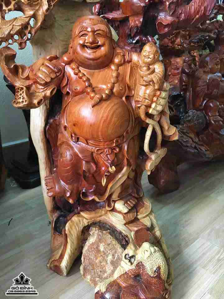 Phật di lặc đứng gốc tùng gỗ hương ôm đá  3