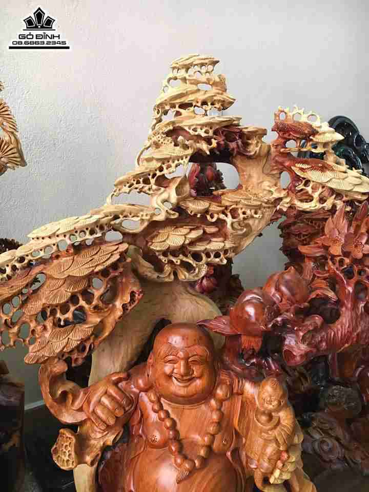 Phật di lặc đứng gốc tùng gỗ hương ôm đá  4