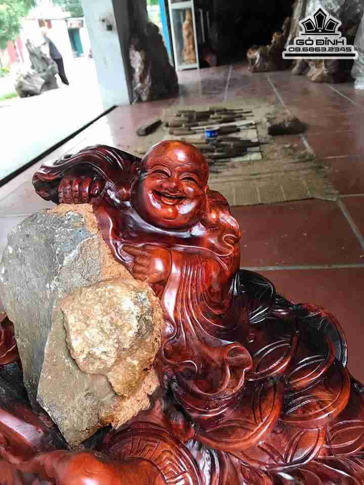 Phật di lặc cưỡi rùa gỗ hương ôm đá  1