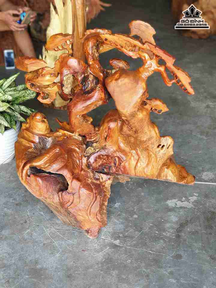 Phat-di-lac-ngoi-goc-dao-go-huong-cao-85-rong-83-day-53-cm