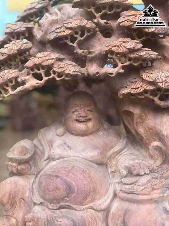 Tuong-Phat-Di-Lac-Ngoi-Goc-Tung-Go-Huong-