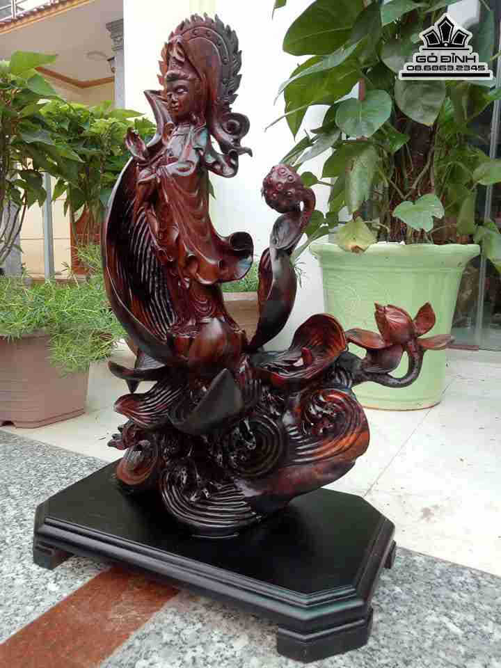 Tuong-Phat-Ba-Quan-Am-Dung-Dai-Sen-Go-Trac