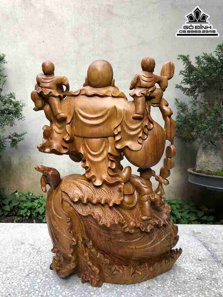 Tuong-Phat-Di-Lac-Dung-Bap-Cai-Go