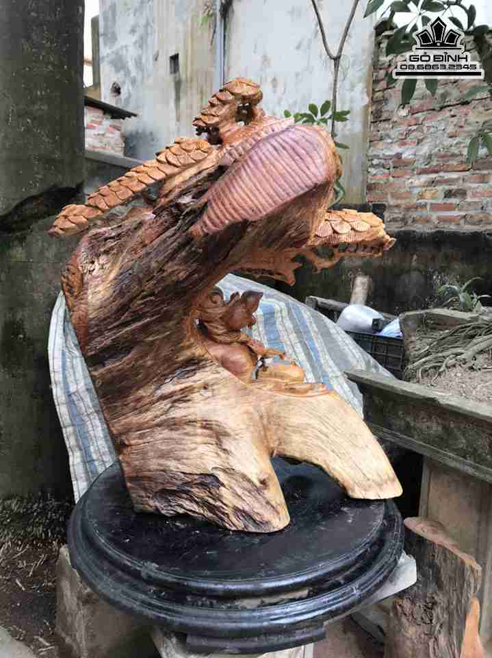 Tuong-Phat-Di-Lac-Ngoi-Goc-Tung-Go