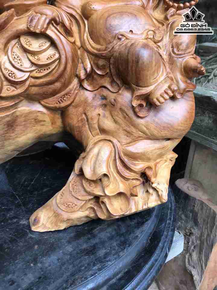 Tuong-Phat-Di-Lac-Ngoi-Goc-Tung-Go-Huong