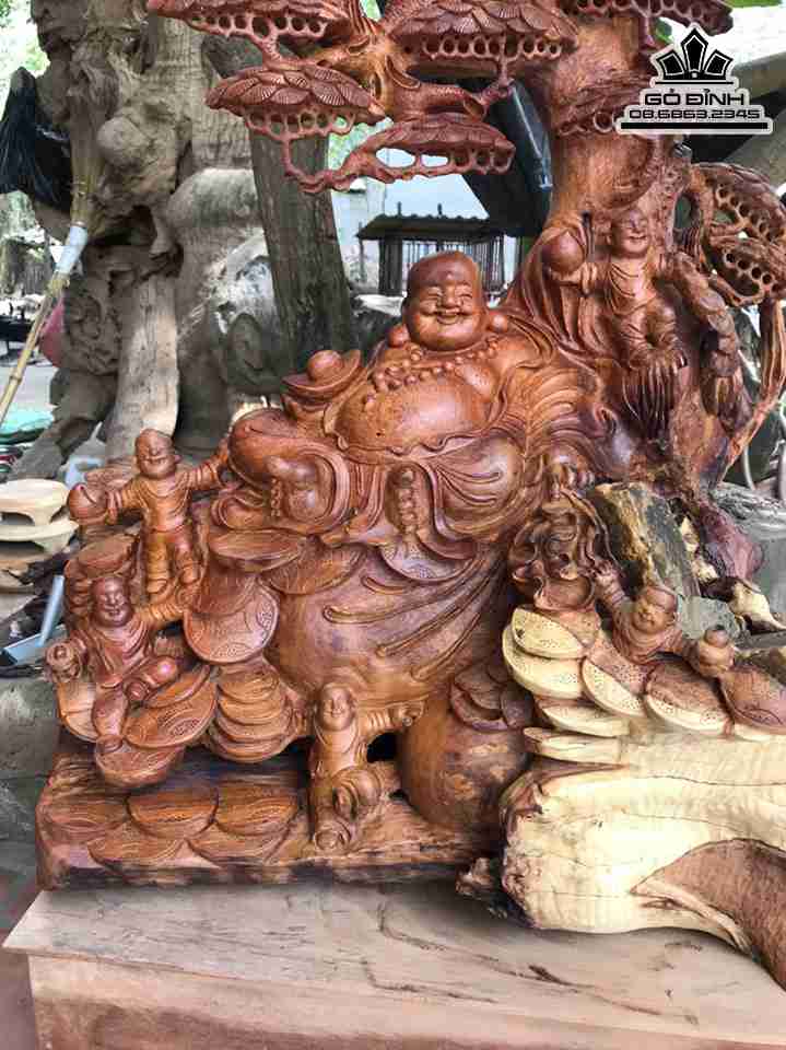 Tuong-Phat-Di-Lac-Ngoi-Goc-Tung-Go-Huong