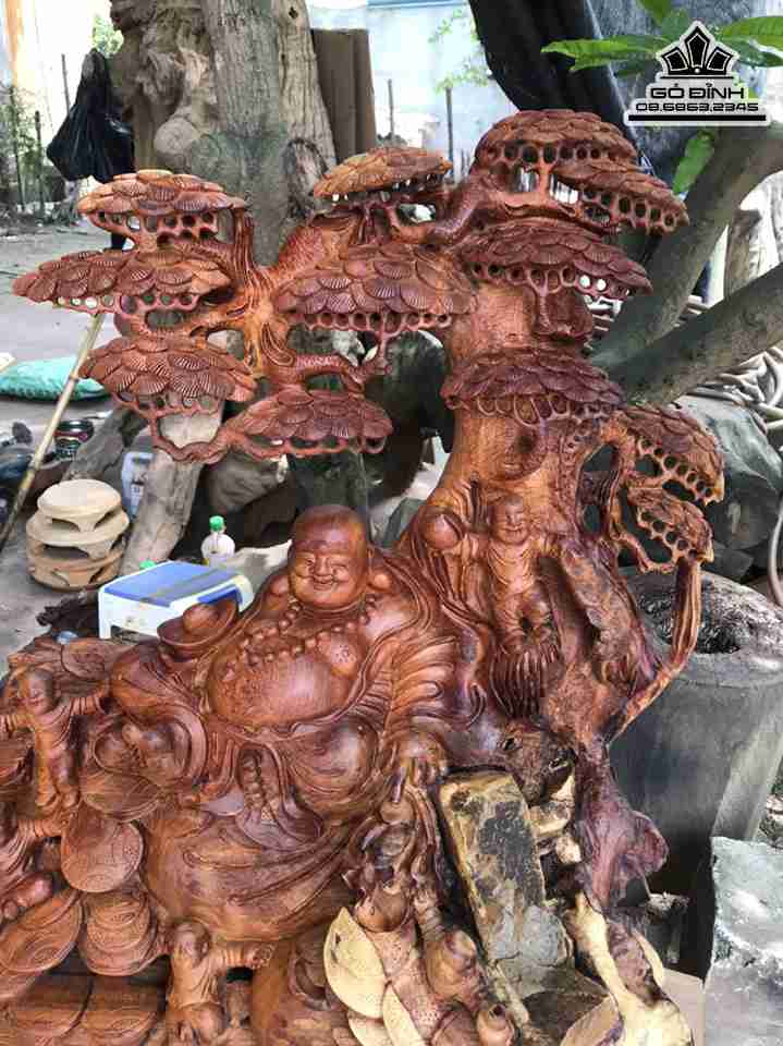 Tuong-Phat-Di-Lac-Ngoi-Goc-Tung-Go-Huong