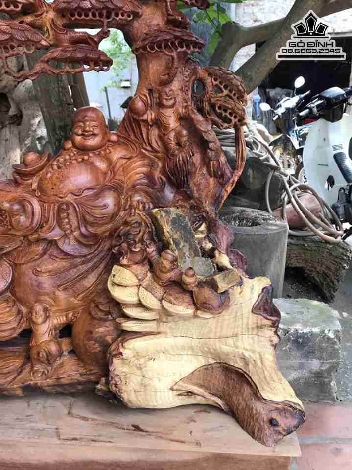 Tuong-Phat-Di-Lac-Ngoi-Goc-Tung-Go