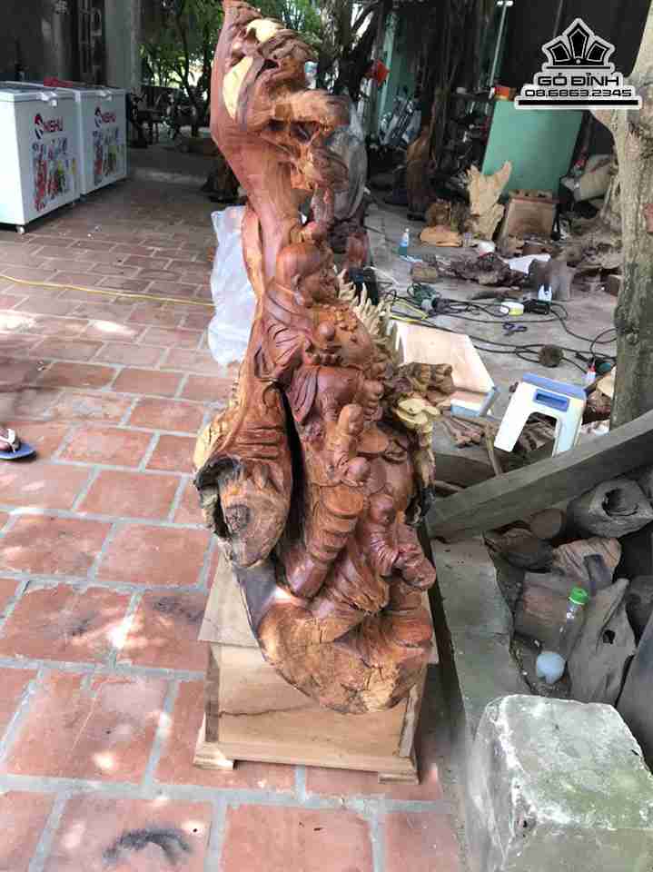 Tuong-Phat-Di-Lac-Ngoi-Goc-Tung-Go-Huong