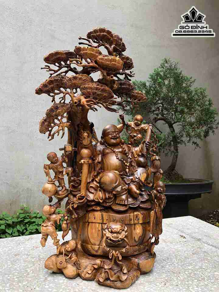 Tuong-Phat-Di-Lac-Hoan-Hy-Ngoi-Goc-Tung-Go-Bach-Xanh