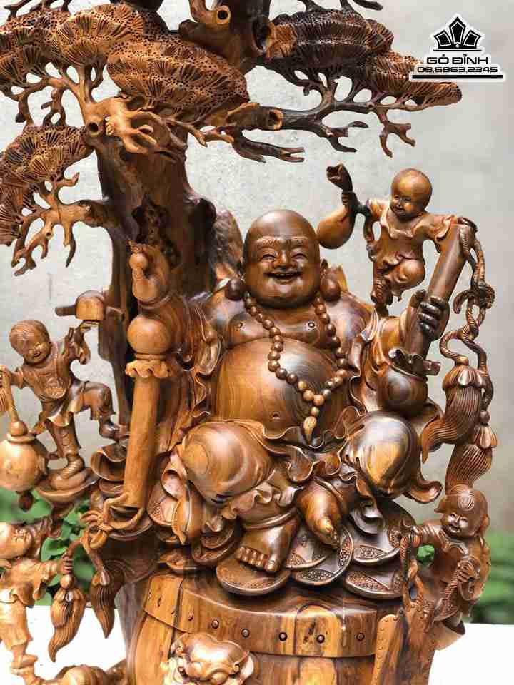 Tuong-Phat-Di-Lac-Hoan-Hy-Ngoi-Goc-Tung-Go