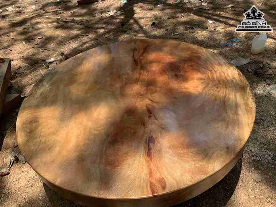 Mat-Ban-Tron-Nguyen-Khoi-Go-Cam-Hong-Nam-Phi