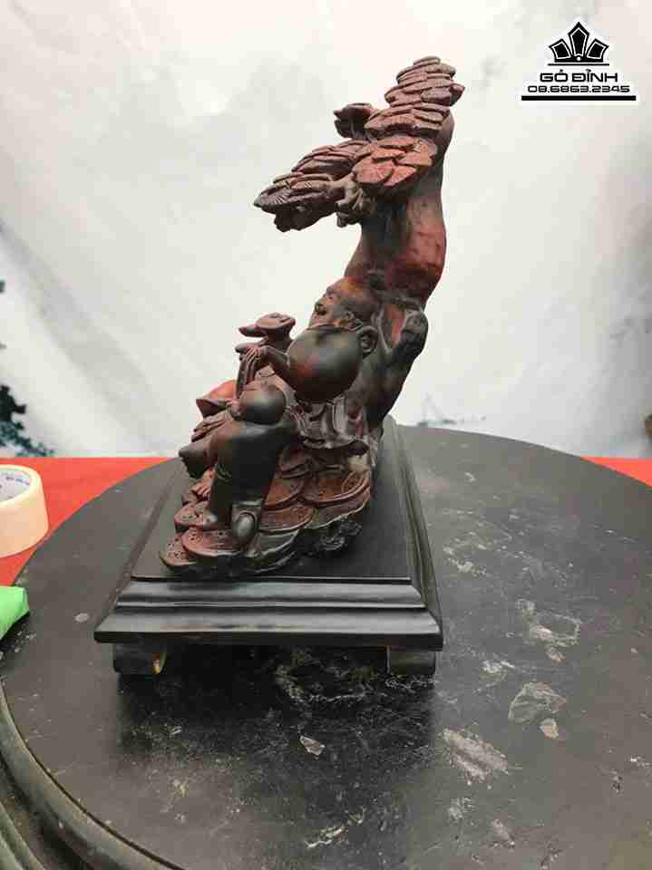 Tuong-Phat-Di-Lac-Ngoi-Goc-Tung-Go-Trac