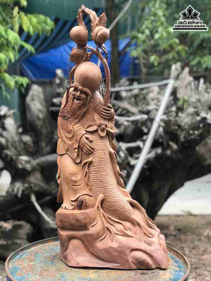 Tuong-Ong-Tho-Om-Nhan-Sam-Go-Huong