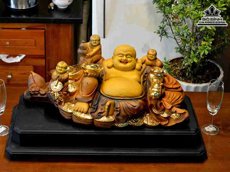 Tuong-Phat-Di-Lac-Tai-Loc-Go-Bach-Xanh