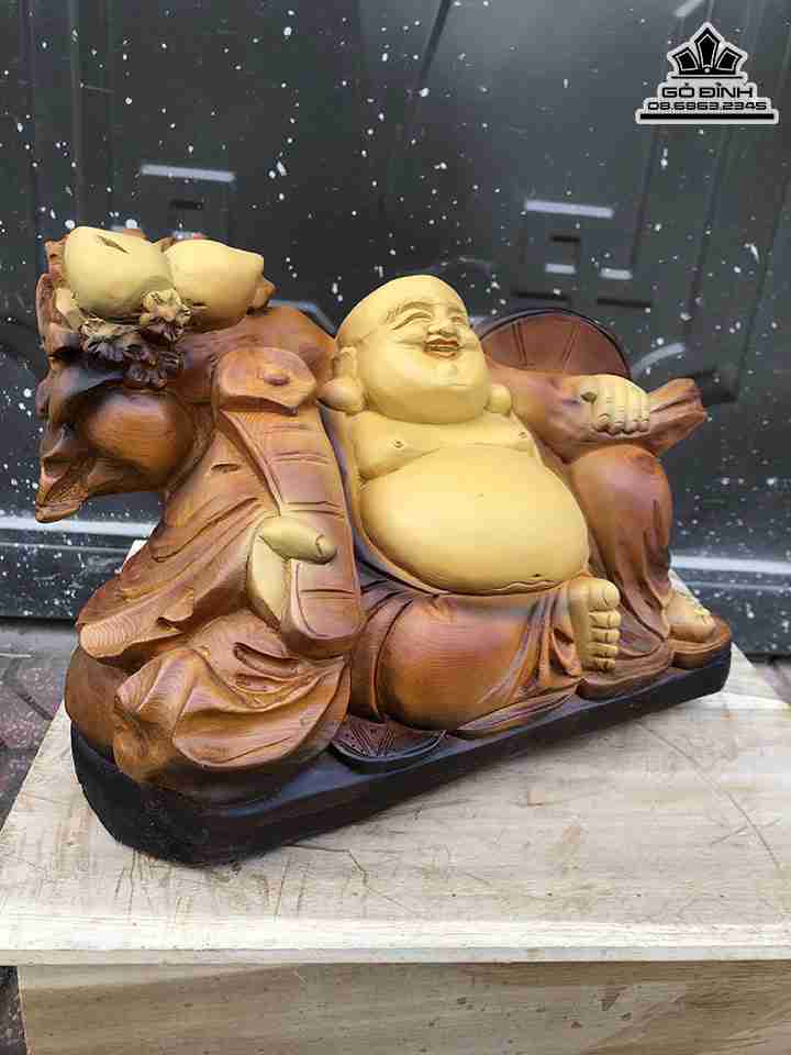 Tượng Phật Di Lắc Vác Cành Đào Gỗ Pơ Mu 3