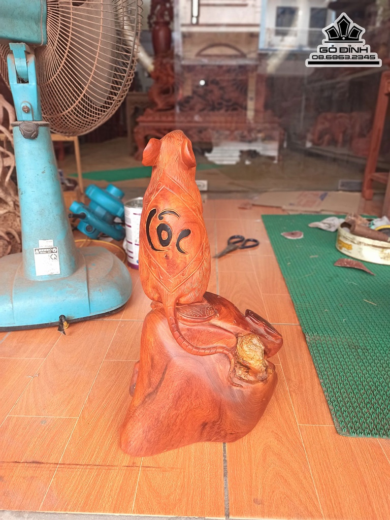 Tượng Chuột Gỗ Hương Ôm Đá Cao 40 Ngang 20 Sâu 20 (cm) 1