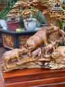 Tượng Gia Đình Trâu Đứng Gốc Tùng Gỗ Hương Việt Cao 90 Ngang 97 Sâu 42 Cao Cả Kỷ 140 (cm) 2