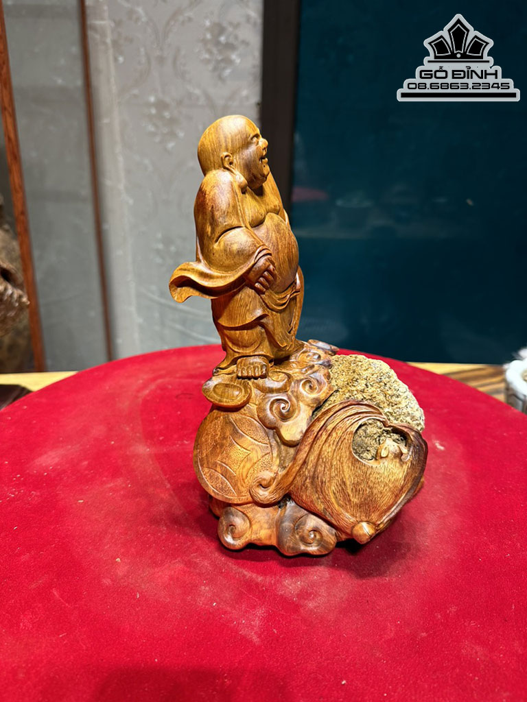 Tượng Phật Di Lặc Ôm Đá Tự Nhiên Gỗ Hương Nguyên Khối Cao 22 Ngang 14 Sâu 14 (cm)