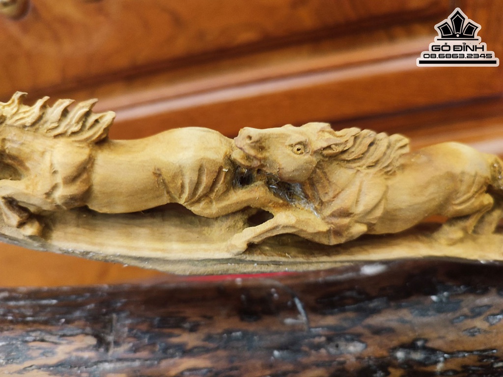 Tượng Ngựa Phong Thủy (Bát Mã) Gỗ Hoàng Đàn Cao 13 Ngang 53 Sâu 4 (cm)